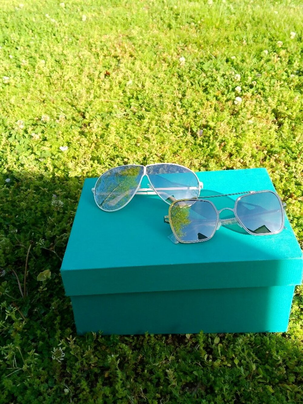 2 PR OF SUNGLASSES NEW IN PK HB